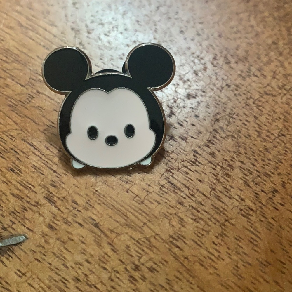 Mickey Tsum pin